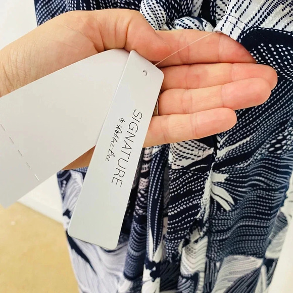 Signature by Robbie Bee Navy Blue and White Dress Size Medium - Picture 9 of 11